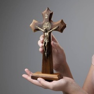 Crucifixo de Madeira com Medalha de São Bento 23 cm - Aramon - imagem 3