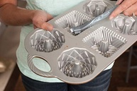 Escova para Limpar Formas Nordic Ware - Verde Claro/Branco - Ferramenta Essencial para Confeiteiros - imagem 3