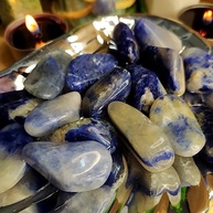 Pedra Sodalita Rolada 3cm a 4cm - Proteção e Equilíbrio Energético com Cristal Natural - imagem 4