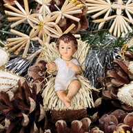 Estatueta do Bebê Jesus em Resina com Detalhes em Tecido Sagrado - Decoração Religiosa e Presente de Fé - imagem 3