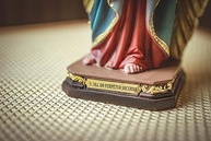 Imagem Nossa Senhora do Perpétuo Socorro em Resina Importada - 30cm | Decoração Sagrada Refinada - imagem 5