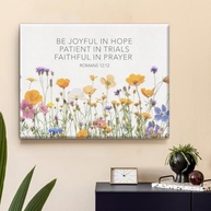 Arte de Parede Cristã com Versículo Bíblico - Rom 12:12 'Seja Alegre na Esperança' | Impressão em Tela com Flores Silvestres | 20x25cm - imagem 3