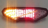 Luz Traseira LED com Seta Integrada para Yamaha FZ09/MT09 (2014+) - Lente Transparente - imagem 1