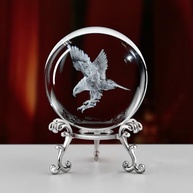 Bola de Cristal com Águia 3D - Escultura em Cristal K9 com Suporte, Peso de Papel e Decoração Elegante (6 cm) - imagem 2