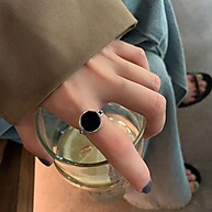 Anel Geométrico Prata/Ouro com Pedra Preta - Elegante e Ajustável - imagem 1
