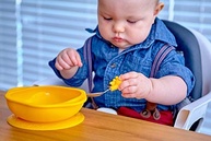 Kit para Alimentação Infantil com 4 Divisórias - Talheres Ergonômicos Girafa Marcus e Marcus Amarelo - imagem 3