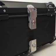 Bau de Moto 60L Universal em Alumínio Preto: Leve 2 Capacetes com Segurança e Estilo! - imagem 5