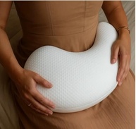 Almofada de Amamentação Anatômica Caju Branca – Apoio Ergonômico Confortável para Mamãe e Bebê - imagem 2