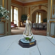 Imagem Nossa Senhora de Fátima em Resina 12 cm - Peça Religiosa com Detalhes Artesanais - imagem 3