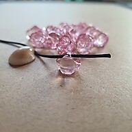 Flor em Acrílico 12mm com Furo Passante – 20 Unidades para Artesanato - imagem 1
