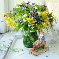 Enesco Estatueta Jim Shore Beatrix Potter - Peter Coelho com Carrinho de Flores | Coleção Exclusiva 15cm - imagem 3