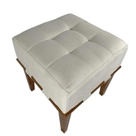 bege-estrutura-linho-e-confortavel-em-macica-a-quadrado-em-madeira-com-assento-puff-decorativo-claro-a