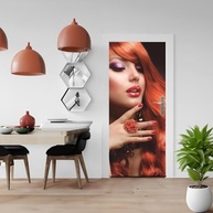 Adesivo Decorativo Porta Salão de Beleza Ruiva com Anel e Flores - Design Exclusivo para Estética - imagem 5