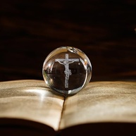 Bola de Cristal 3D com Cruz de Jesus - 60mm, Decoração Religiosa Elegante com Suporte - imagem 5