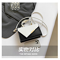 Bolsa Quadrada Lovito com Detalhe Geométrico e Metal - imagem 1