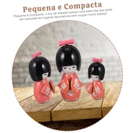Trio de Bonecas Japonesas Kokeshi em Madeira Rosa com Laços Decorativos - Decoração Oriental Elegante - imagem 3
