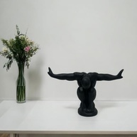 Estatueta Abstrata Homem Cabeça Baixa com Braços Abertos - Escultura Contemporânea para Decoração de Escritório - imagem 3