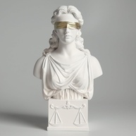 Busto de Dama da Justiça em Mármore Branco com Venda Dourada - 21cm - Escultura Clássica para Escritório de Advocacia - imagem 1