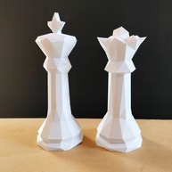 Estatuetas Rei e Rainha em 3D - Decoração Elegante com Estilo Xadrez Branco - imagem 1