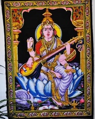 Kamalasna Devi Saraswati - Arte Sagrada em Tecido com Lantejoulas Brilhantes - imagem 3