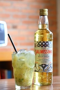 Cachaça Saliníssima 12 x 670 ml Saliníssima Sabor 670ml - imagem 4