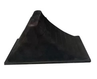 caminhao-a-e-trava-para-seguranca-2-estabilidade-garantidas-rodas-preto-calcos-a