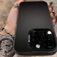 Capa iPhone Antiderrapante: Design em Grade Preta - imagem 4