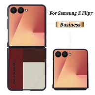 Capa Z Flip: Couro & Xadrez Premium - imagem 1