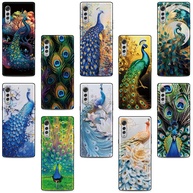 Capinha Pixel: Pena Pavão, Toque de Elegância - imagem 1