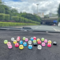Decoração Luminosa de Fuligem para Carro: 24 Miniaturas Fofas para Painel e Espelho Retrovisor - imagem 1