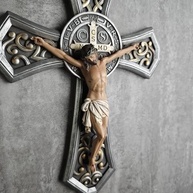 Cruz de Parede com Medalha Católica São Bento - Crucifixo Renascentista em Prata com Acabamento Realista - imagem 5