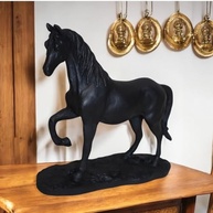 Estatueta de Cavalo em Resina - Decoração de Luxo para Casa e Escritório com Simbolismo de Poder e Liderança - imagem 3