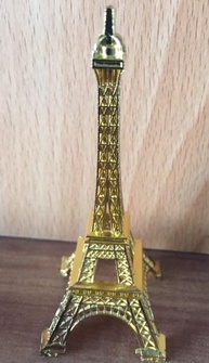 Torre Eiffel Decorativa Metálica 10cm Dourada - Charme Francês para Sua Casa - imagem 2