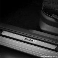 Jogo Soleira Porta Resinada Adesivo Chevrolet Cobalt 2012-2020: Proteção e Estilo Premium - imagem 4