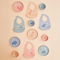 Babador em Silicone com Pega-Migalhas Cloudy Rosa - Fecho Ajustável e Lavável - imagem 5