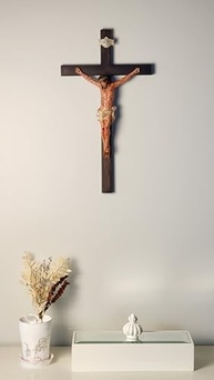 Crucifixo de Parede em Madeira com Cristo Chagado em Resina 50 cm - Decoração Sagrada com Estilo - imagem 3