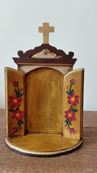 Oratório em Madeira 27 cm com Detalhes Florais Rosa — Pintado à Mão, Versátil e Elegante | Modelo Lisboa - imagem 1