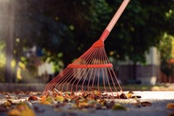 com-a-dentes-tramontina-fixa-18-de-vassoura-madeira-cabo-metalica-a