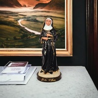 Imagem de Santa Rita de Cássia em Resina 15cm - Pintada à Mão com Detalhes Delicados - imagem 3
