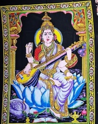 Kamalasna Devi Saraswati - Arte Sagrada em Tecido com Lantejoulas Brilhantes - imagem 4