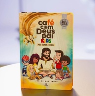 com-cafe-pai-poderoso-2025-mais-a-o-deus-heroi-kids-super-descubra-a