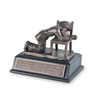 Escultura em Resina com Acabamento Bronze - Homem em Oração | 12,7 x 10,1 cm - imagem 1