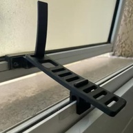 Trava para Janela Basculante Ajustável com Haste Reforçada - Segurança e Conforto para Banheiros - imagem 4