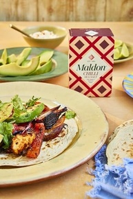 Maldon Flocos De Sal Marinho Com Pimenta, Misturados Com Pimentas Aleppo E Bird'S Eye - Leve Pratos Simples Para O Próximo Nível - Sabor Fantástico - Flocos De Sal Marinho Em Formato De Pirâmide Exc - imagem 4