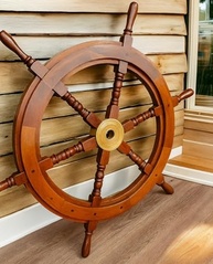 Timão de Navio Rústico em Madeira com Cubo de Latão - Decoração Náutica para Casa (46 cm) - imagem 2