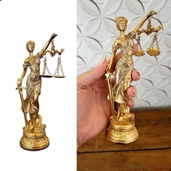 Estátua Dama da Justiça Deusa Têmis - Símbolo do Direito em Resina Dourada com Glitter (19 cm) - imagem 5
