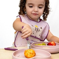 Kit 2 Babadores Impermeáveis com Bolso Coletor Milky Rosa - Conforto e Praticidade para Refeições sem Bagunça - imagem 3