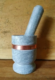 Pilão de Pedra Sabão Médio com Fita de Cobre - Durabilidade e Tradição na Cozinha - imagem 3