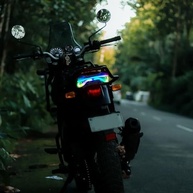 Luz Traseira LED Moto: Segurança Noturna com Estilo e Cores Vibrantes - imagem 3