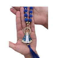 Enfeite Nossa Senhora Aparecida Azul Perola Craquela Com Resplendor Para Retrovisor de Carro, Porta - imagem 1
